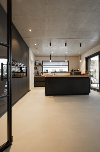 Offene Küche mit fugenlosem Boden und Sichtbeton-Decke, eine Lamurista Referenz